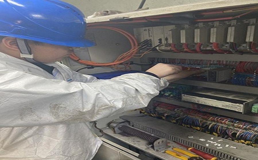 更換電器柜繼電器(攝影:佘宇程) 更換電器柜繼電器(攝影:佘宇程)