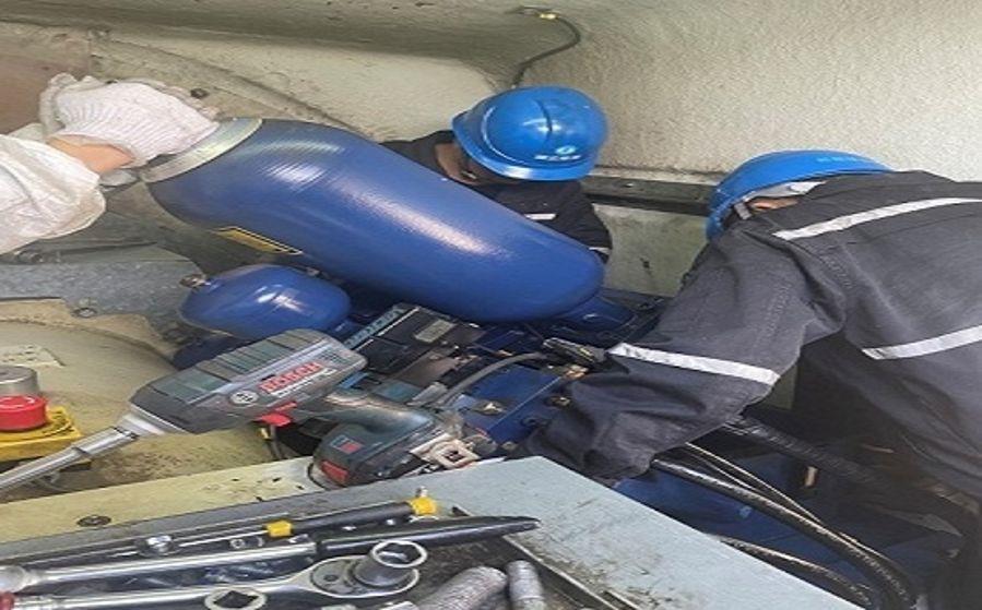 更換液壓站油泵泵頭(攝影:佘宇程) 更換液壓站油泵泵頭(攝影:佘宇程)