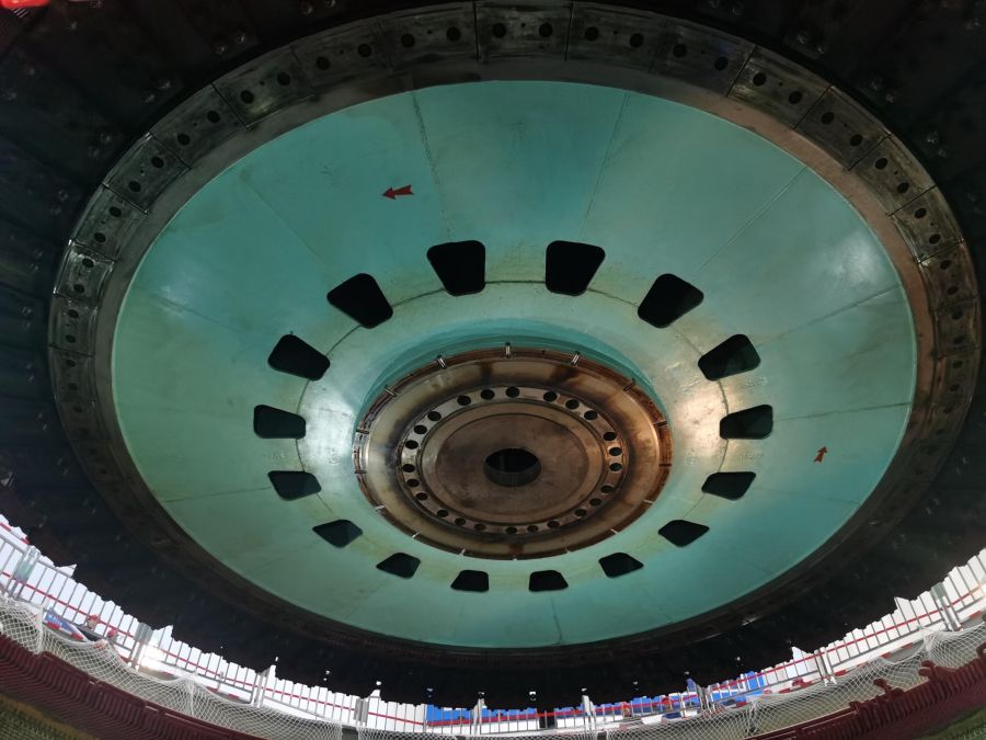 轉(zhuǎn)子起吊作業(yè)現(xiàn)場(攝影:張皓星) 轉(zhuǎn)子起吊作業(yè)現(xiàn)場(攝影:張皓星)