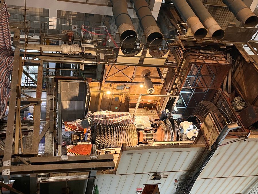 1號燃機(jī)轉(zhuǎn)子吊出現(xiàn)場(攝影:郭也) 1號燃機(jī)轉(zhuǎn)子吊出現(xiàn)場(攝影:郭也)