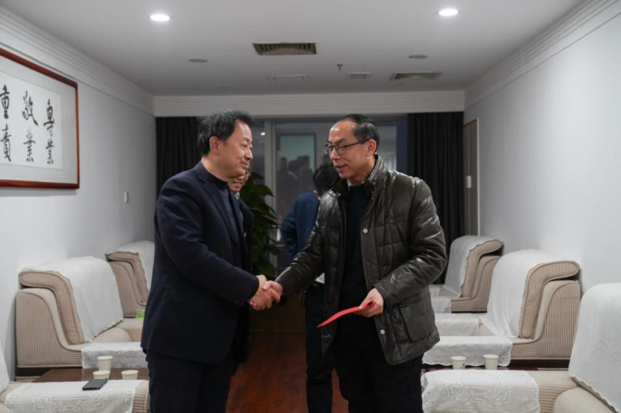 姜德政慰問清江公司退休黨員 姜德政慰問清江公司退休黨員