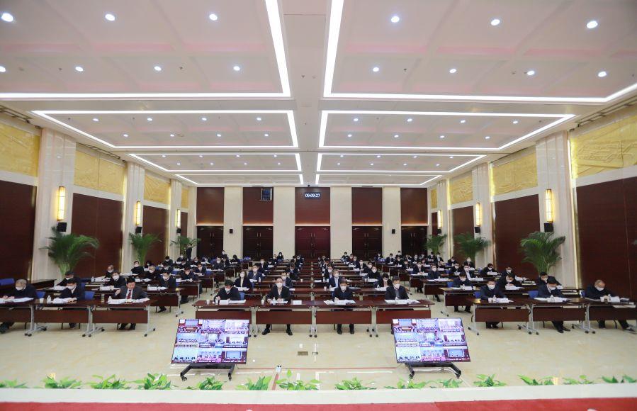 與會代表認(rèn)真聽取報告